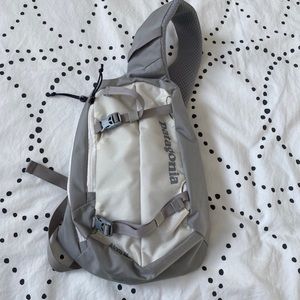 Patagonia Atom Sling 8L in Birch White & Gypsum